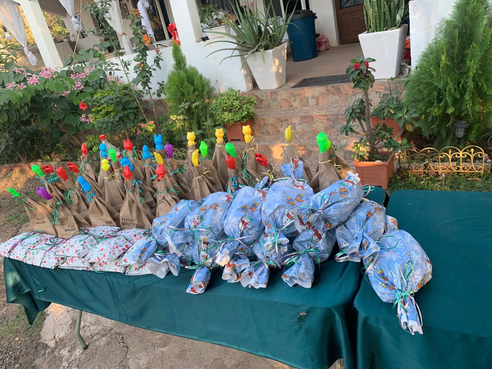 Bolsas y regalos preparados para una jornada de ayuda